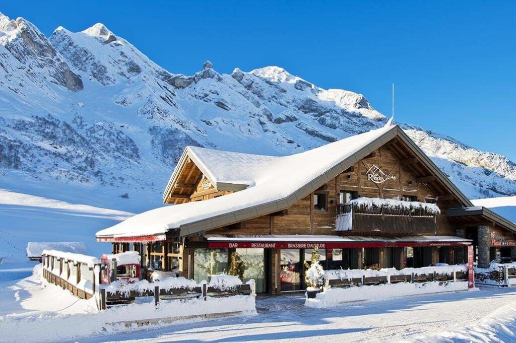 Chalet Les Rhodos sous la neige au pied des montagnes