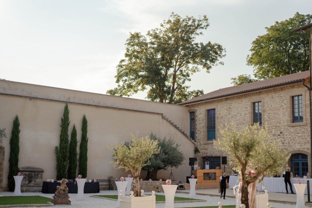 Cour intérieure de La Bastie de la Jonchère aménagée pour un cocktail