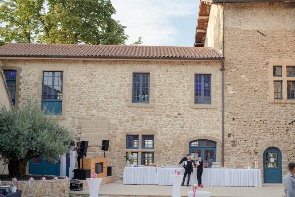 Façade en pierre et buffet dans la cour de La Bastie de la Jonchère