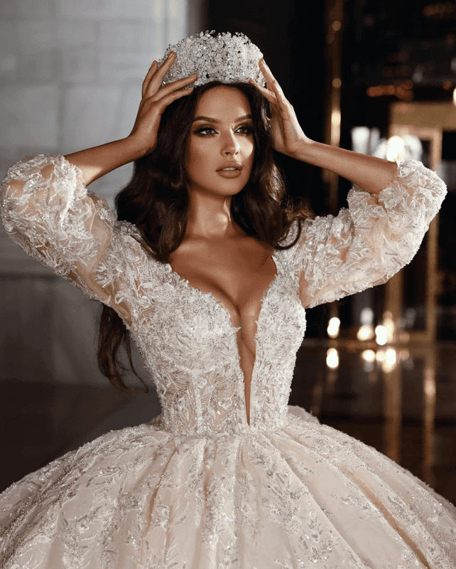 Robe de mariée à manches longues en dentelle et jupe volumineuse