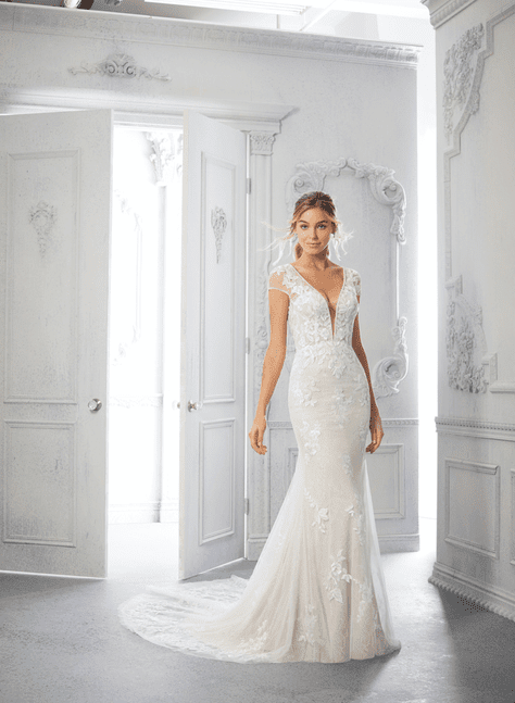Robe de mariée ajustée à manches courtes et traîne, vue de face