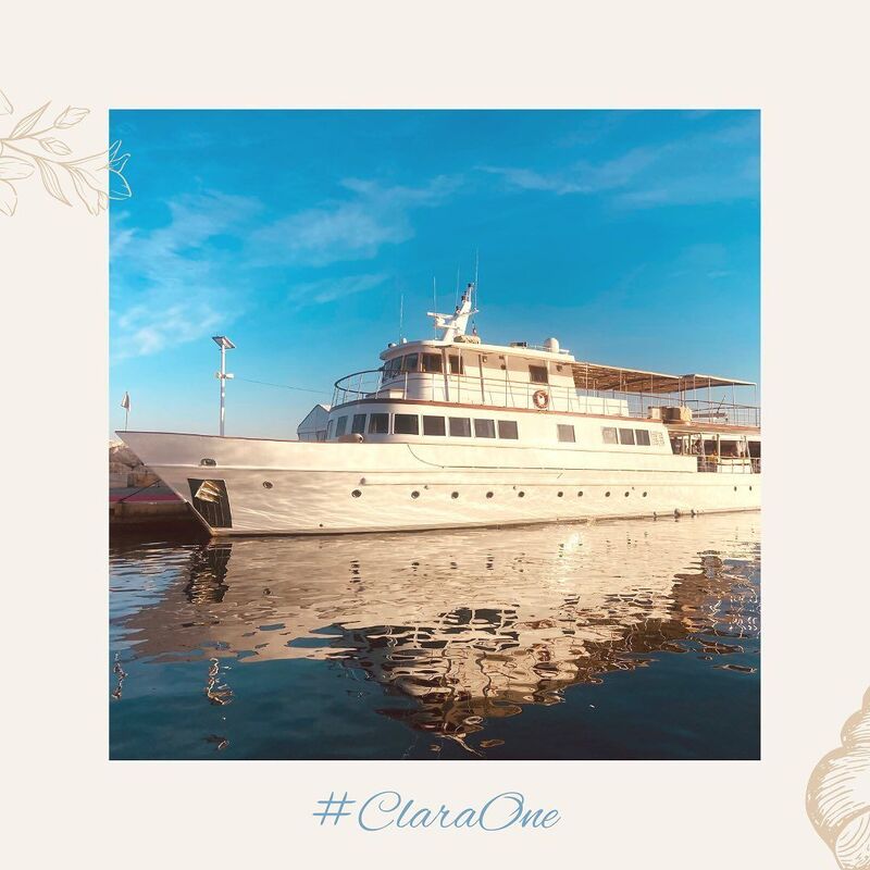 Yacht Clara One amarré, présenté dans un visuel à bordure beige