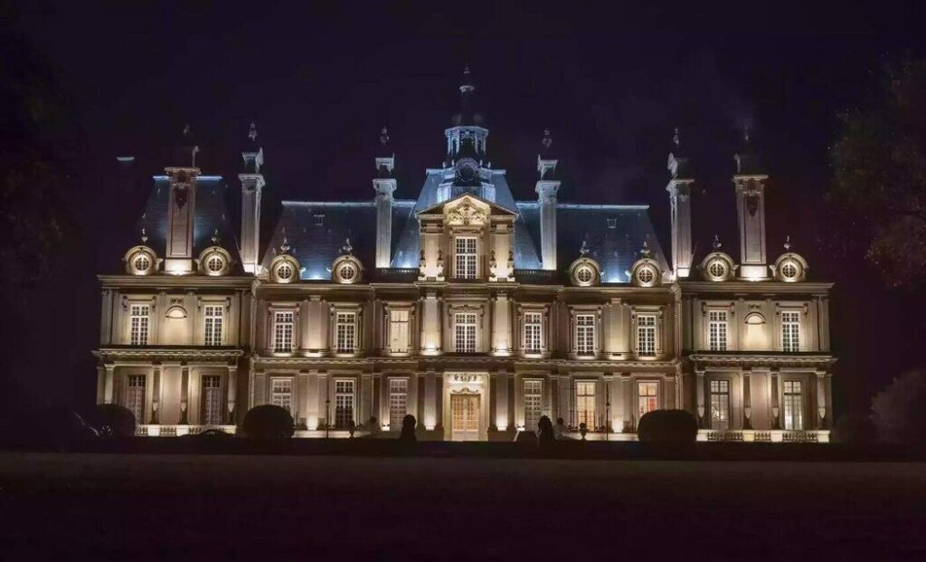 Façade illuminée du Château de Saint-Martin-du-Tertre