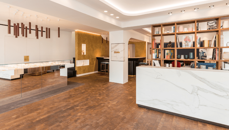 Intérieur de bijouterie Zeina avec vitrines et comptoir clair