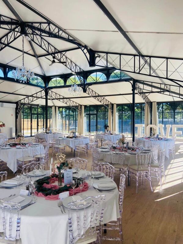 Tables de mariage sous la verrière et les lustres des Arches de la Ria