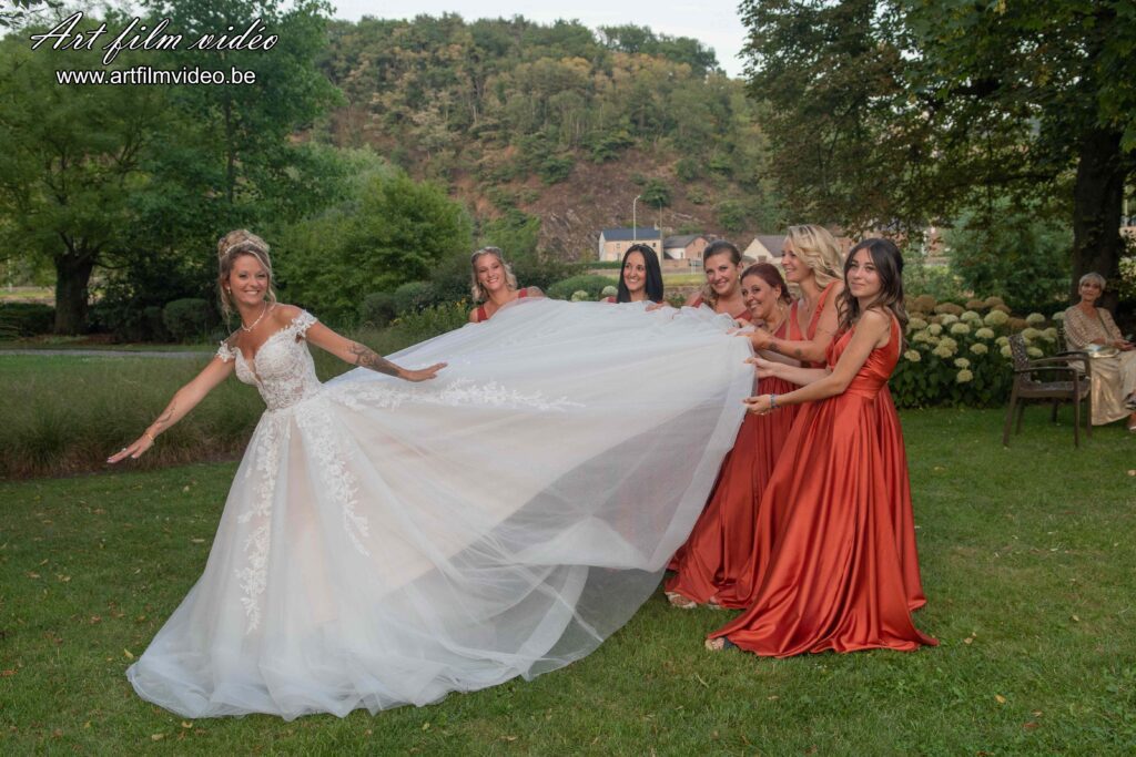 Mariée et ses proches tenant son voile dans un jardin – Art Film Vidéo