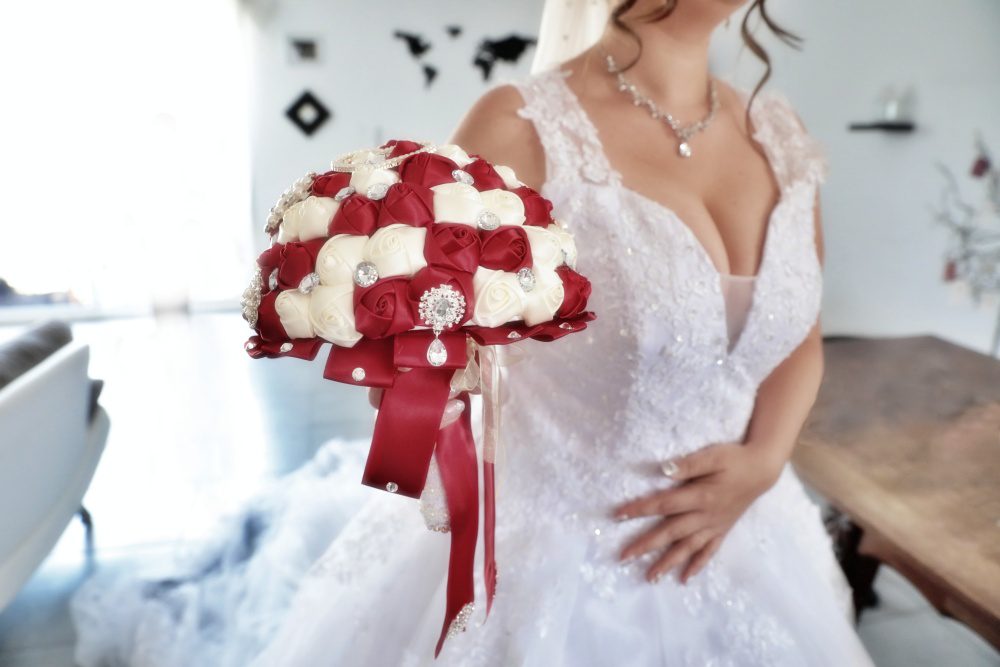 Mariée avec un bouquet de roses rouges et blanches — MB Photografik