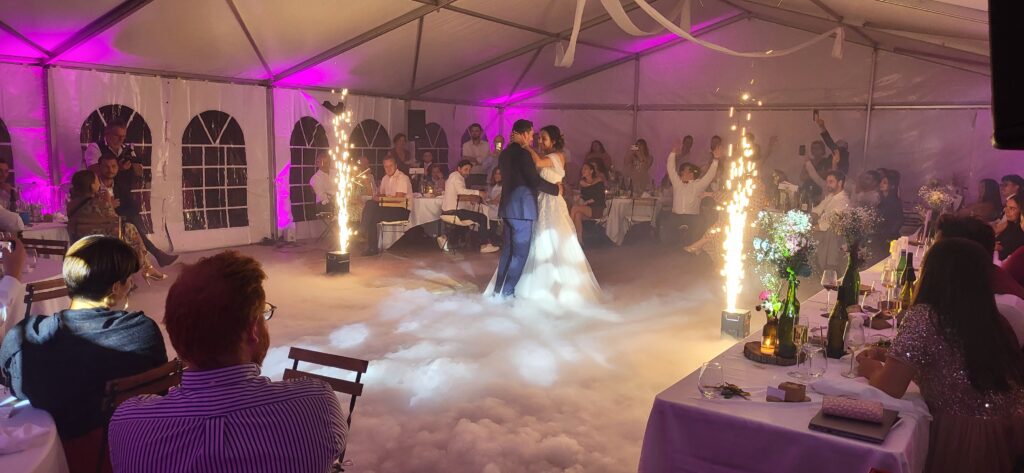 Ouverture de bal sous un chapiteau avec éclairage violet et effets lumineux