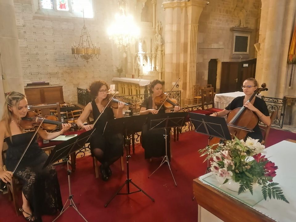 Les Pétillantes : quatre musiciennes à cordes dans une église