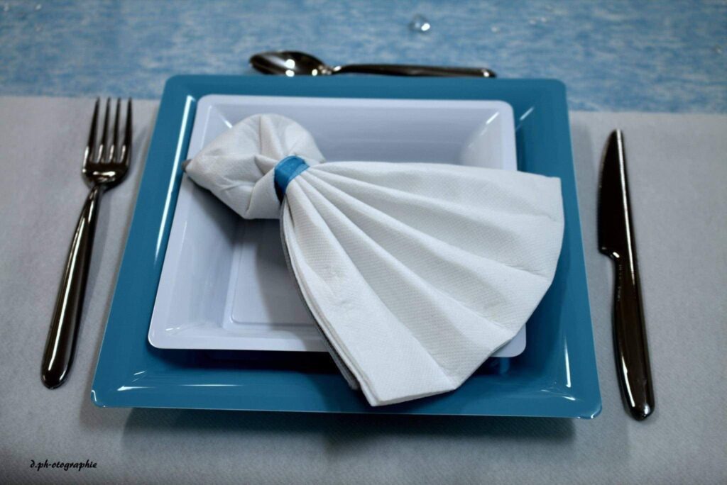Assiettes bleue et blanche avec serviette blanche nouée
