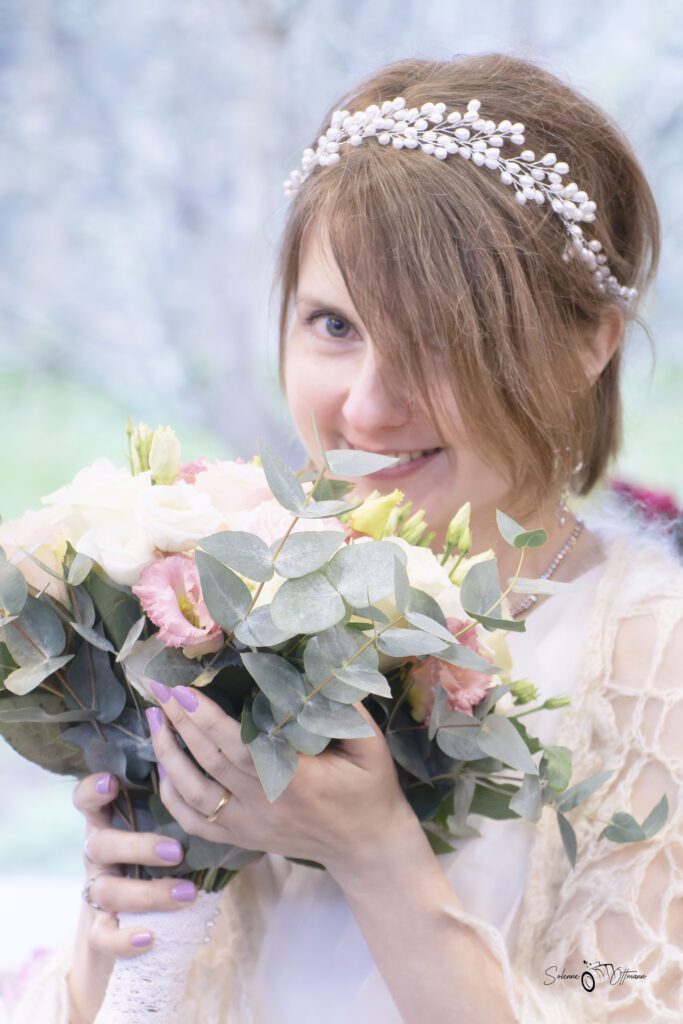 Mariée souriante tenant un bouquet de fleurs roses et blanches — Solenne Ottmann Photographe