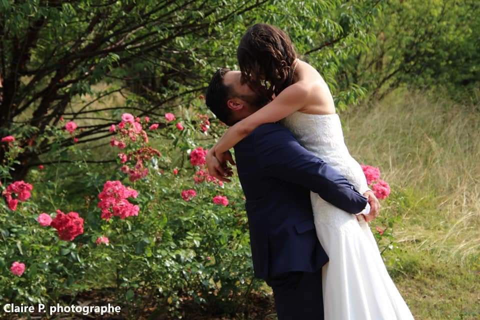 Marié portant la mariée dans un jardin – PhotosByClaire