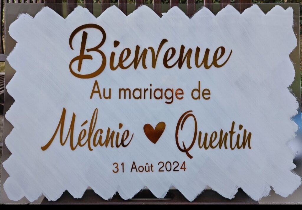 Panneau de bienvenue blanc avec lettrage doré pour un mariage — 110 Créations