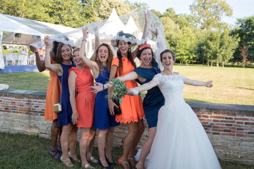 Une mariée entourée de ses proches en extérieur — Le Pays d’Aude