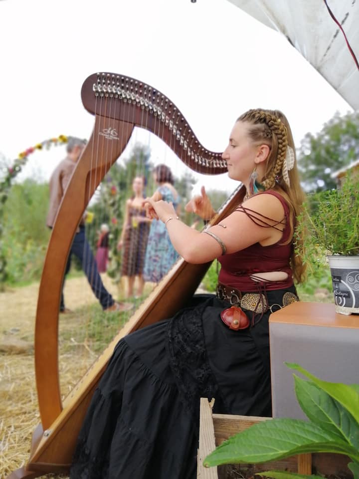 Eihwaz jouant de la harpe celtique en extérieur