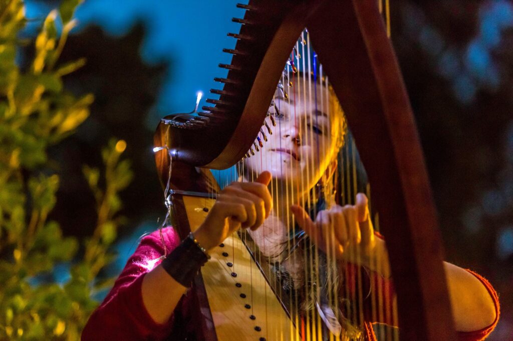 Eihwaz jouant de la harpe celtique lors d’une prestation