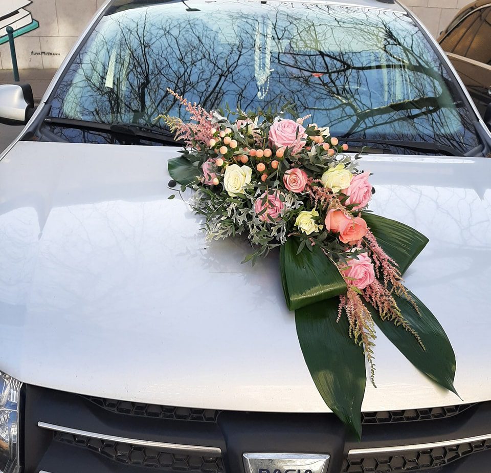 Composition de fleurs roses et claires sur une voiture blanche – Elodie Events