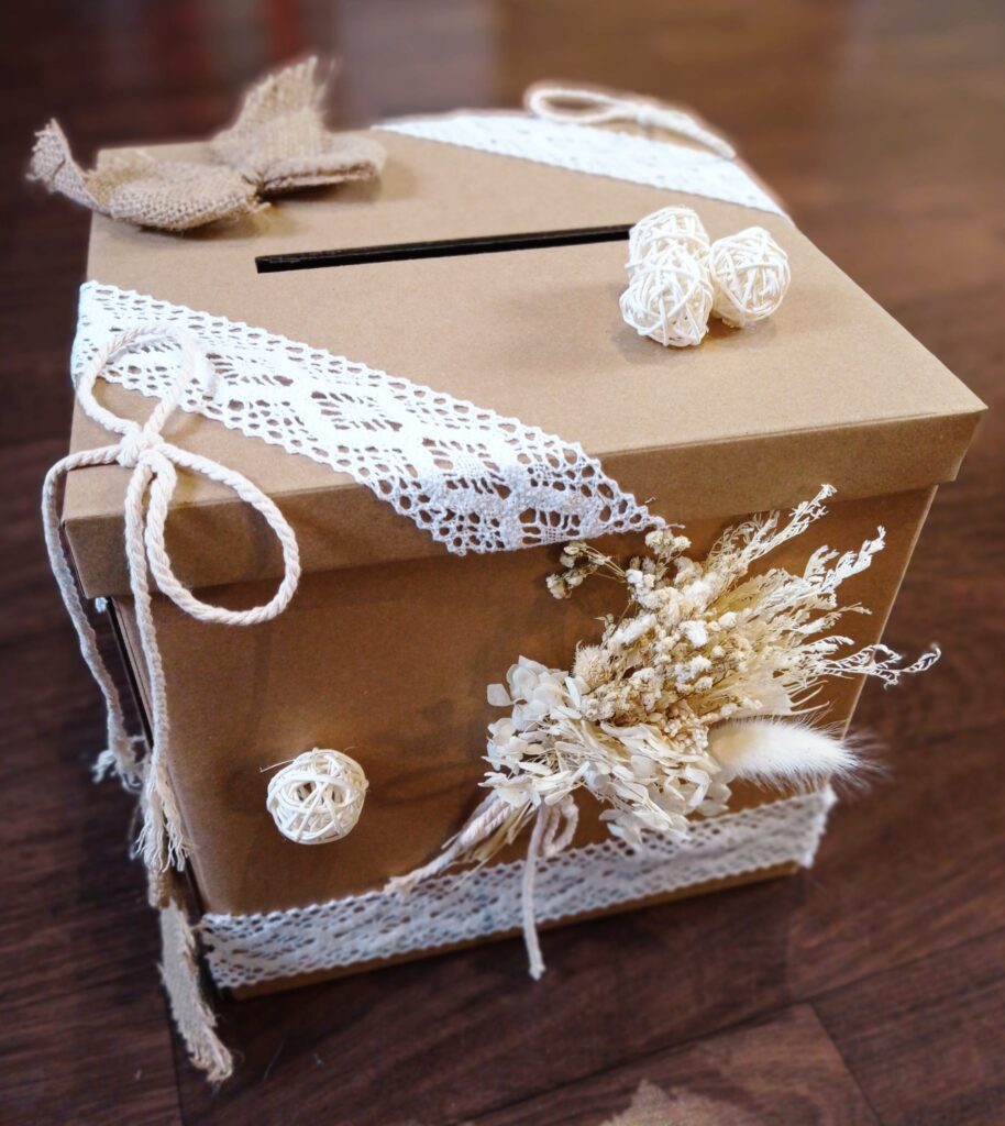 Urne de mariage en kraft avec dentelle blanche et fleurs séchées