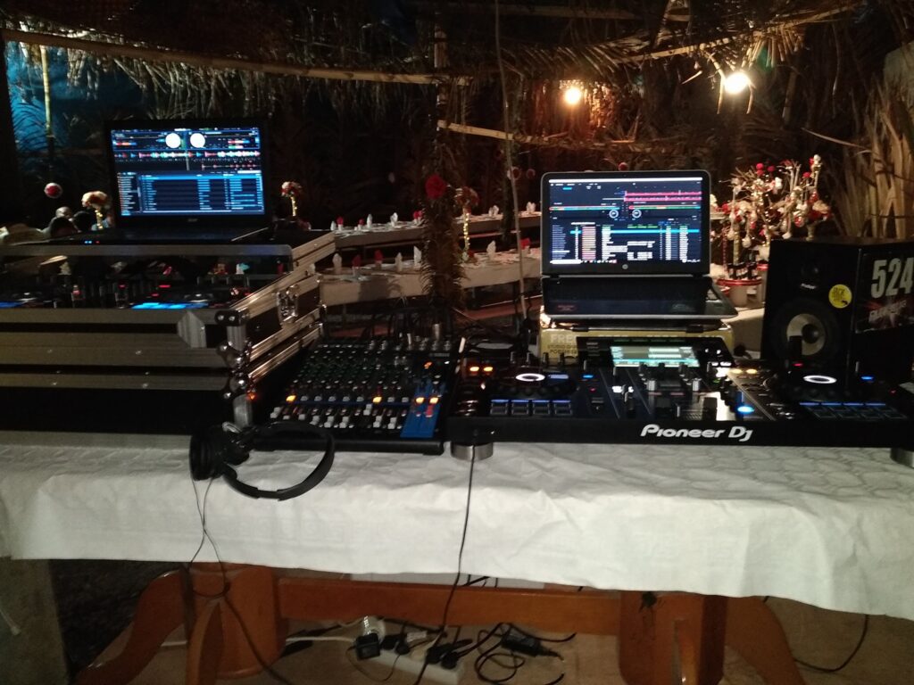 Installation DJ avec ordinateurs, contrôleur et console de mixage