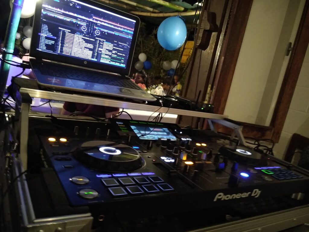 Contrôleur DJ et ordinateur portable pendant une réception