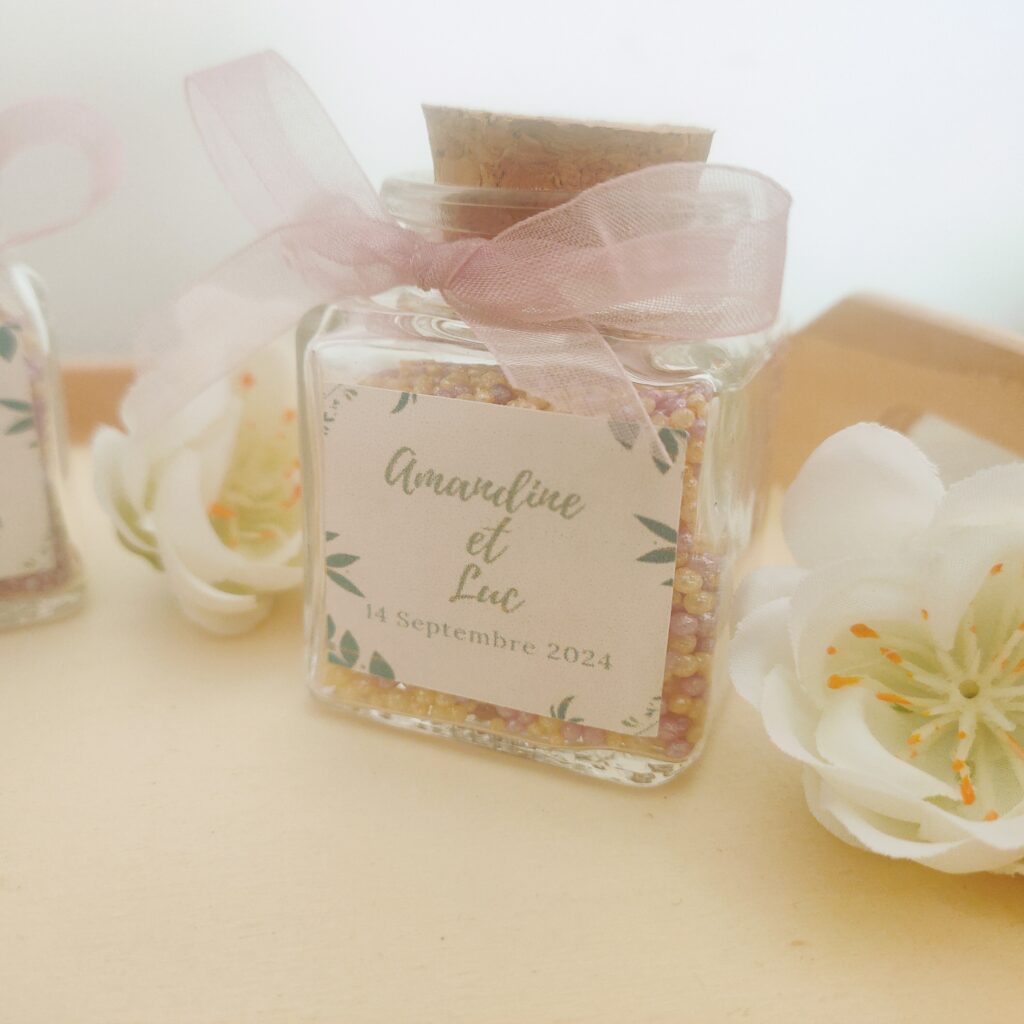 Petit bocal de perles colorées avec étiquette personnalisée et ruban rose