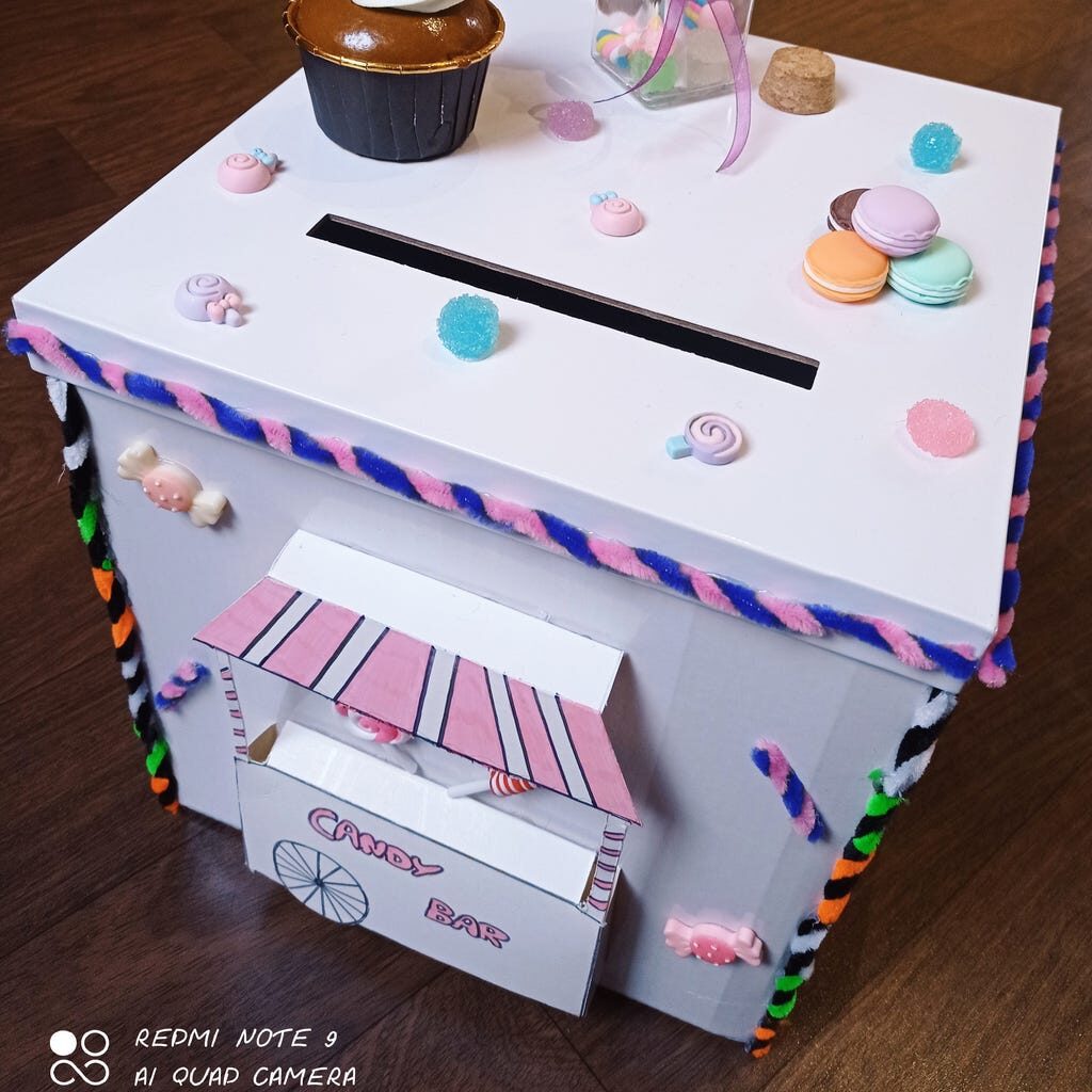 Urne décorée sur le thème des gourmandises avec macarons et bonbons