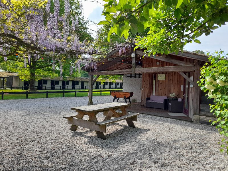 Terrasse avec table de pique-nique et baby-foot au Volcelest