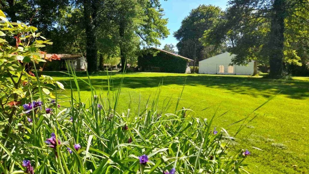 Parc arboré et tente de réception du Volcelest