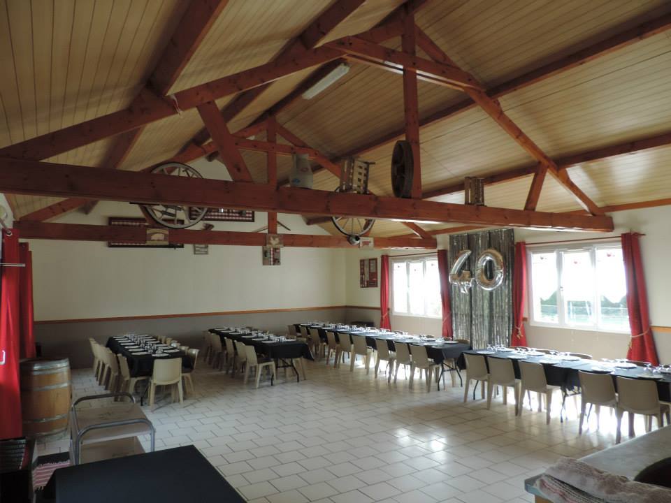 Salle de réception des Flots Bleus avec charpente apparente