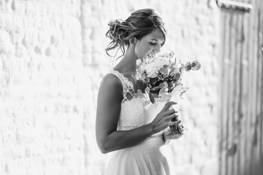 Mariée tenant son bouquet, portrait en noir et blanc — Alaric Joire Photographie