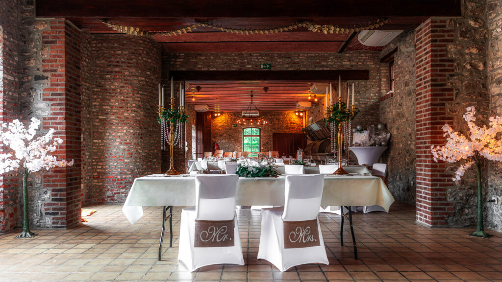 Salle de réception avec tables dressées, photographie Libo Photos