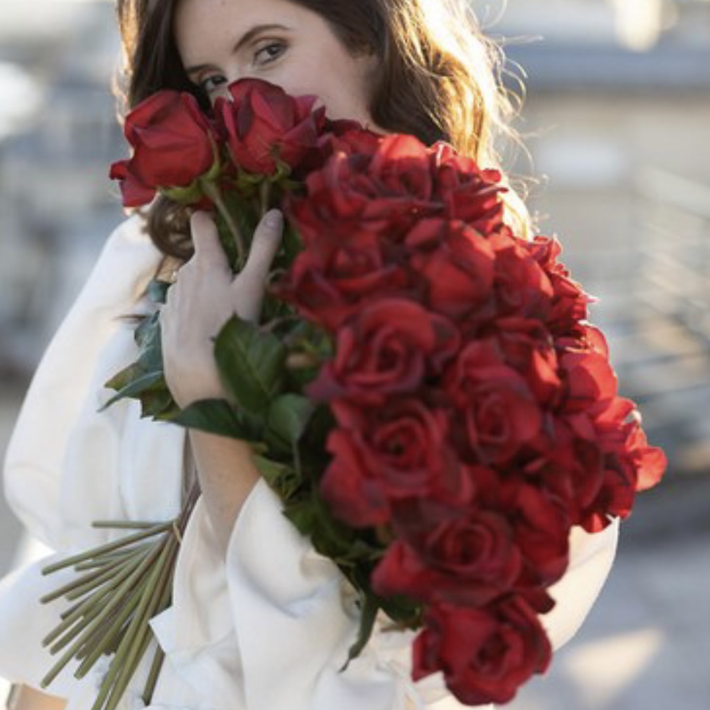 Femme tenant un grand bouquet de roses rouges — galerie Rock and flowers