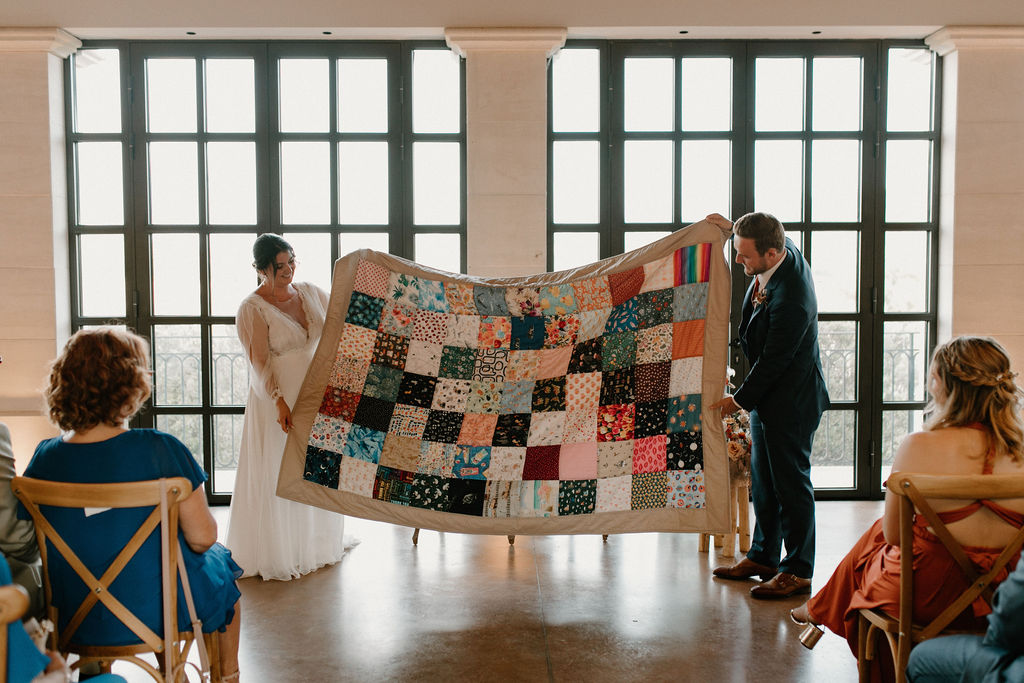 Des mariés présentent une couverture en patchwork Les 100 Vœux