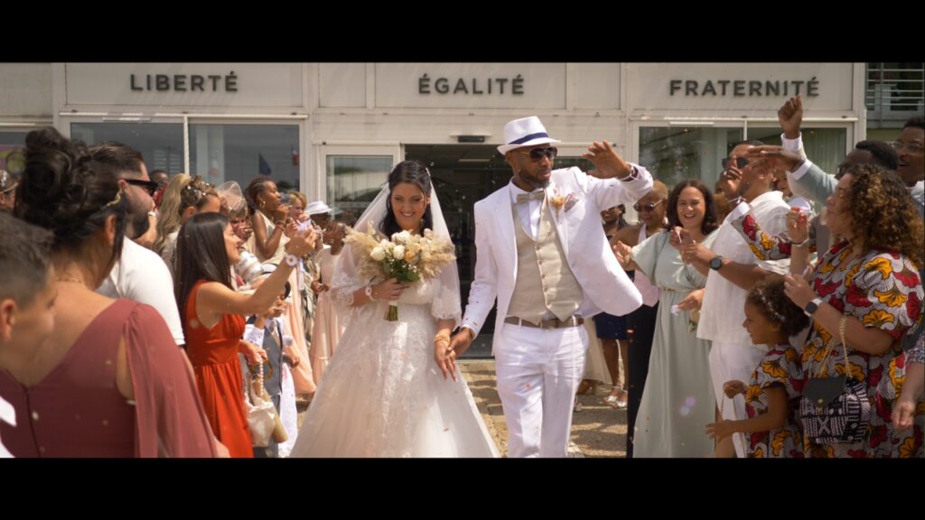 Capture vidéo : Mariés quittant la mairie au milieu des invités — AD Magie Production