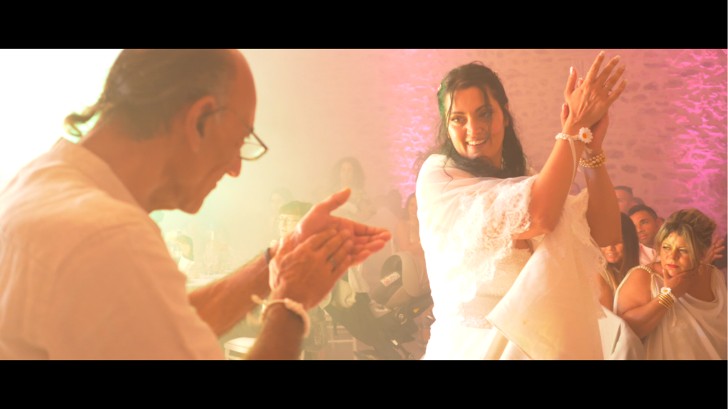 Capture vidéo : Mariée dansant sous un éclairage de soirée orangé — AD Magie Production