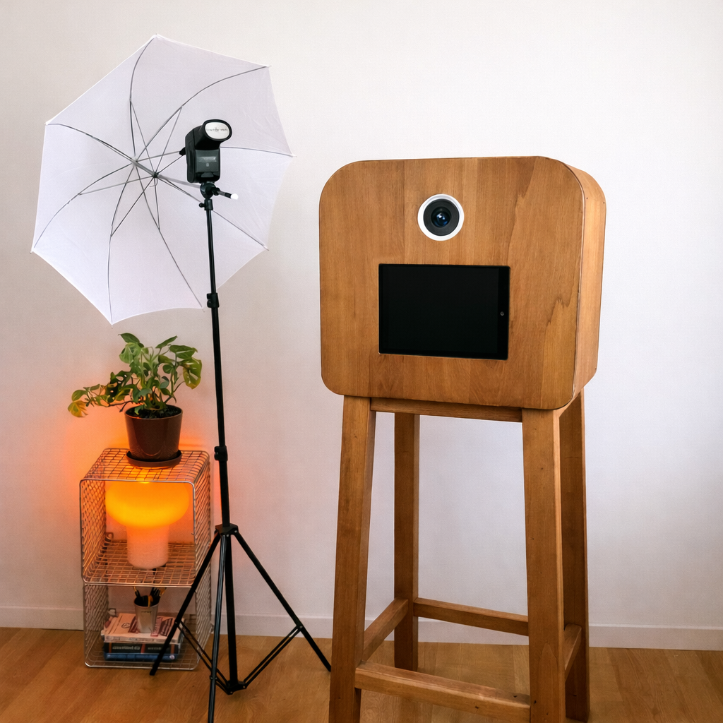 Visuel illustratif d’une borne photo en bois avec flash et parapluie blanc