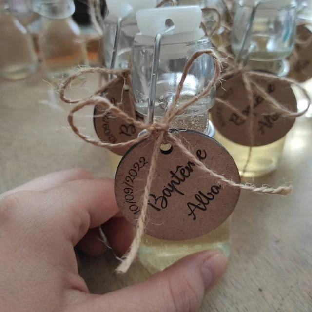 Étiquettes rondes personnalisées en bois attachées à de petites bouteilles — NsDreamsLaser