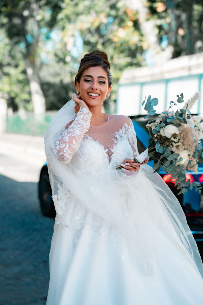 Mariée en robe de dentelle tenant un bouquet — Jim Mariage