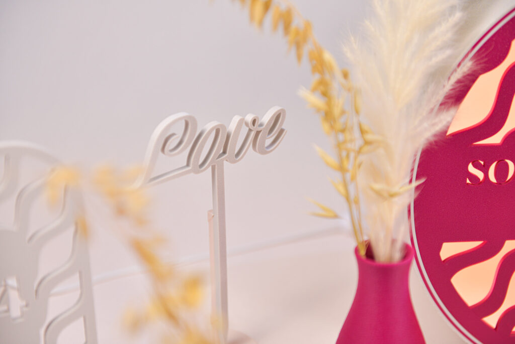 Décoration CE JOUR-LÀ avec écriteau Love et soliflore rose garni de fleurs séchées