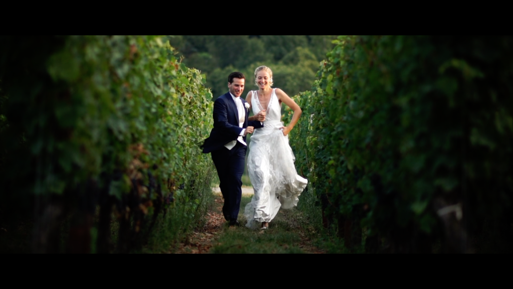 Mariés courant ensemble entre les vignes — ID Film