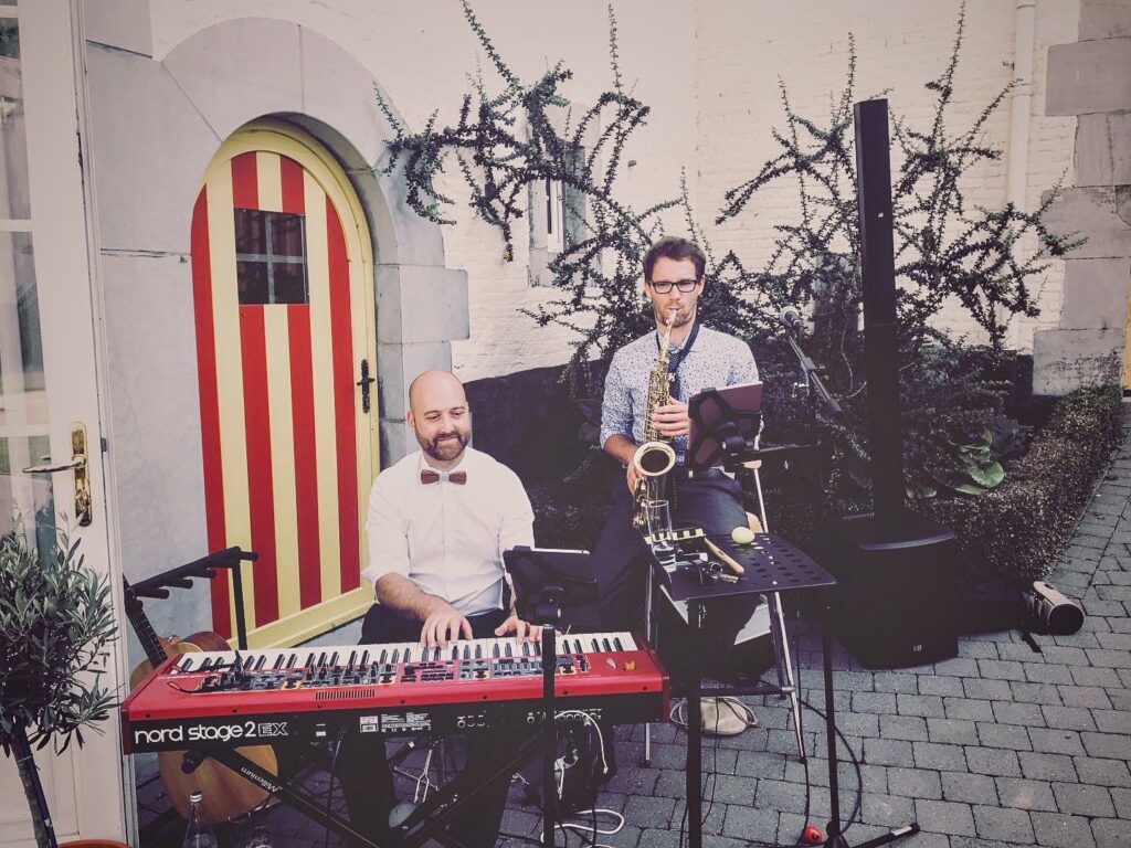 Pianiste et saxophoniste de Sunrise Music en prestation dans une cour