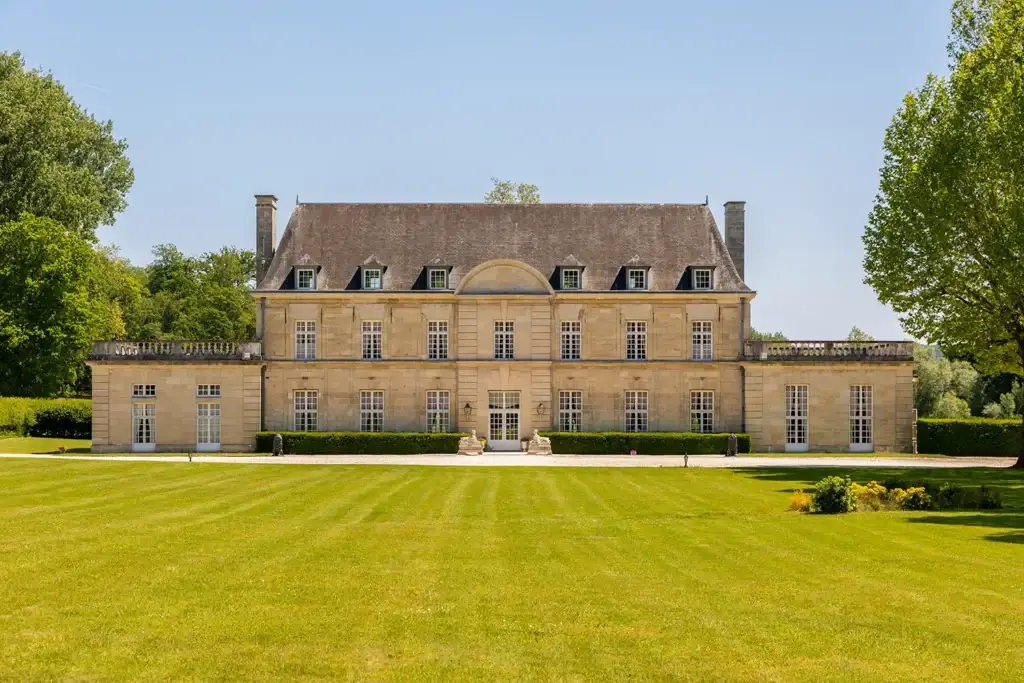 Façade du Château de Sainte Claire et pelouse du parc à Berneuil-sur-Aisne