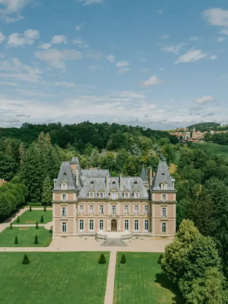 Vue du château du Domaine des Halles et de ses jardins, Les Halles dans le Rhône