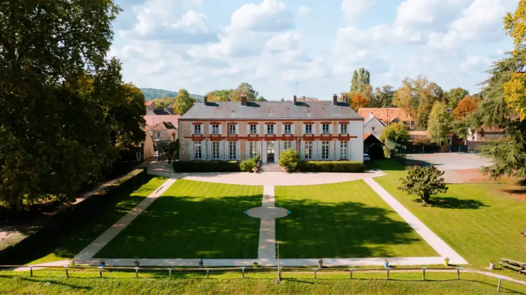 Façade et jardin à la française du Domaine de l'Ardoise à Boissy-sous-Saint-Yon