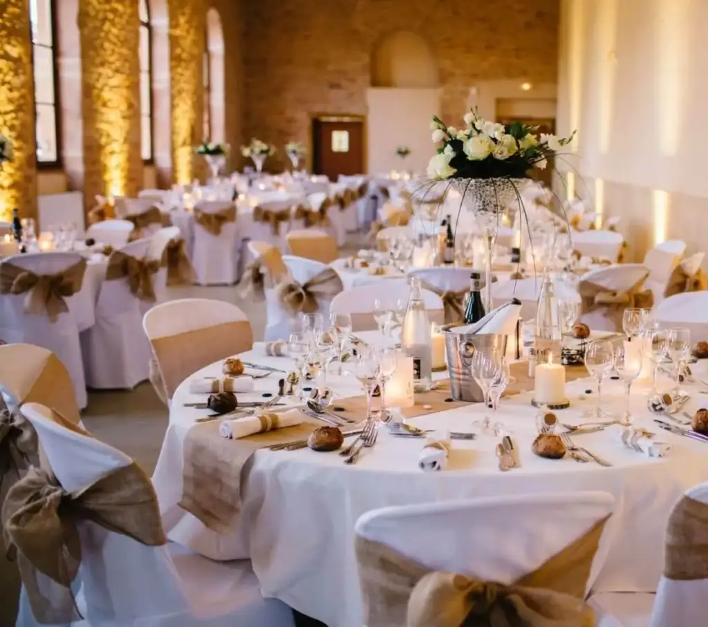 Salle de réception en pierres dorées du Clos des Liesses à Alix