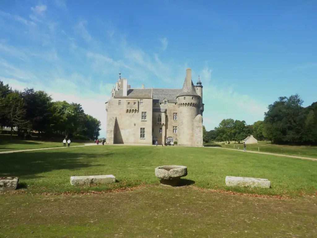 Entrée principale du Château de Kérouzéré à Sibiril