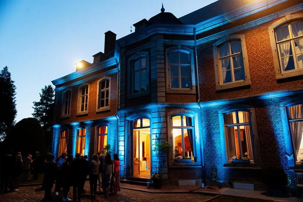Château de Wanfercée éclairé en bleu à la tombée de la nuit