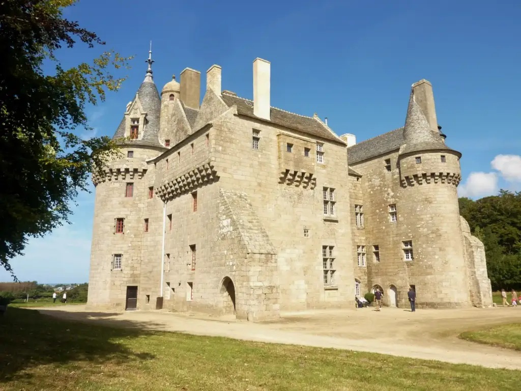 Vue sud-ouest du Château de Kérouzéré en Finistère