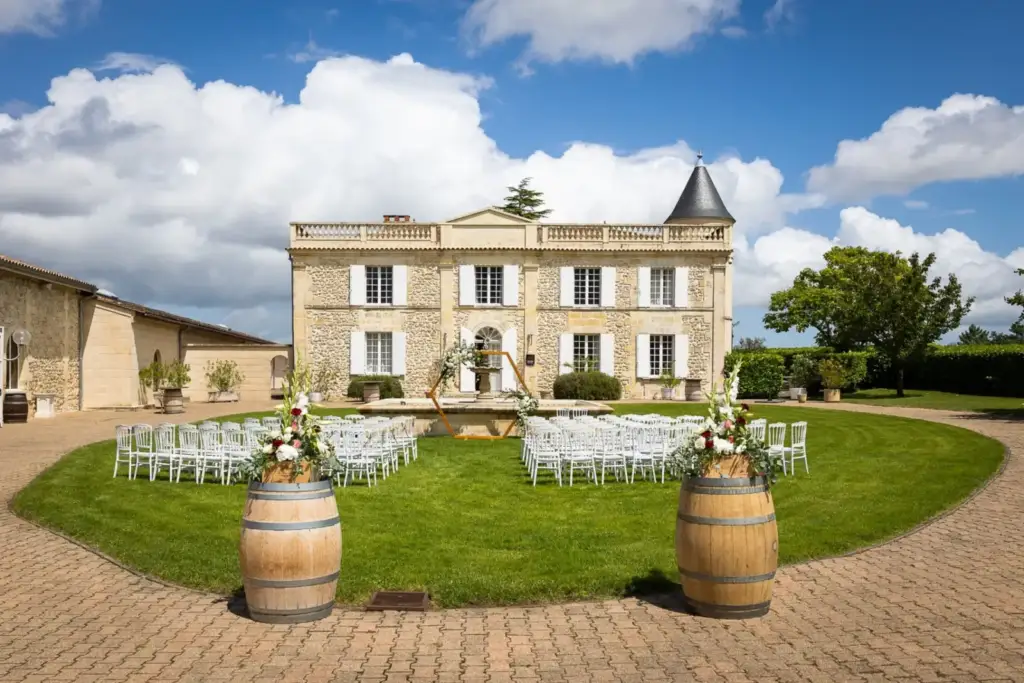 Façade du Château Lafitte à Yvrac et jardin aménagé pour une cérémonie de mariage