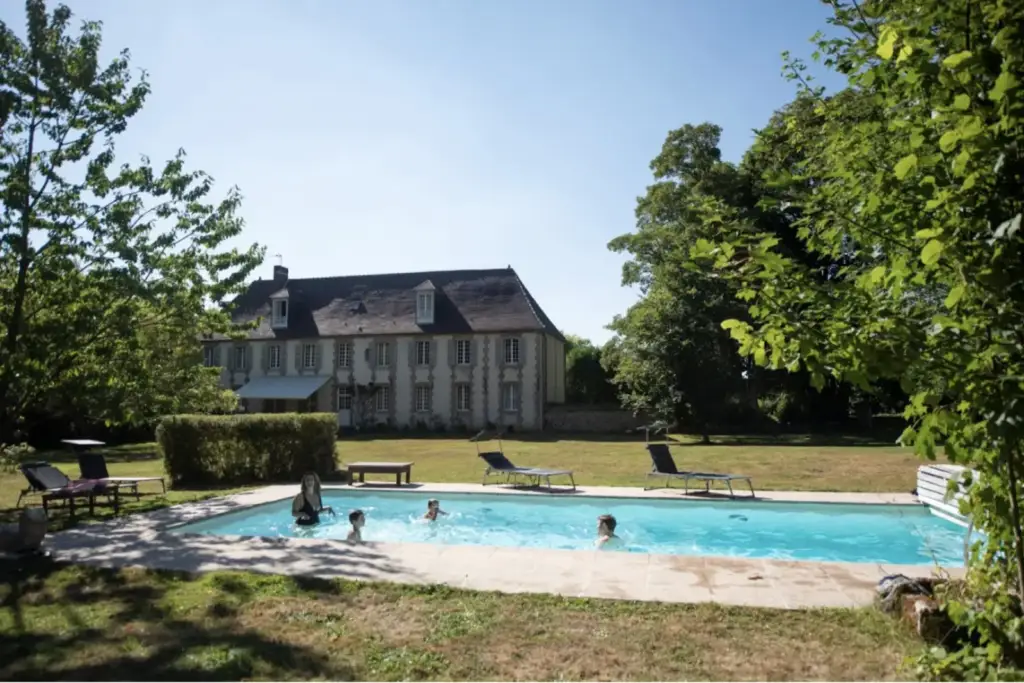 Au Vieux Château vu depuis le parc et la piscine à Villotran